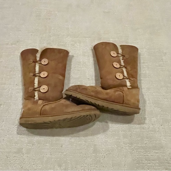 UGG Tan shearling-Lined triple button Boots size 9 - Picture 1 of 5